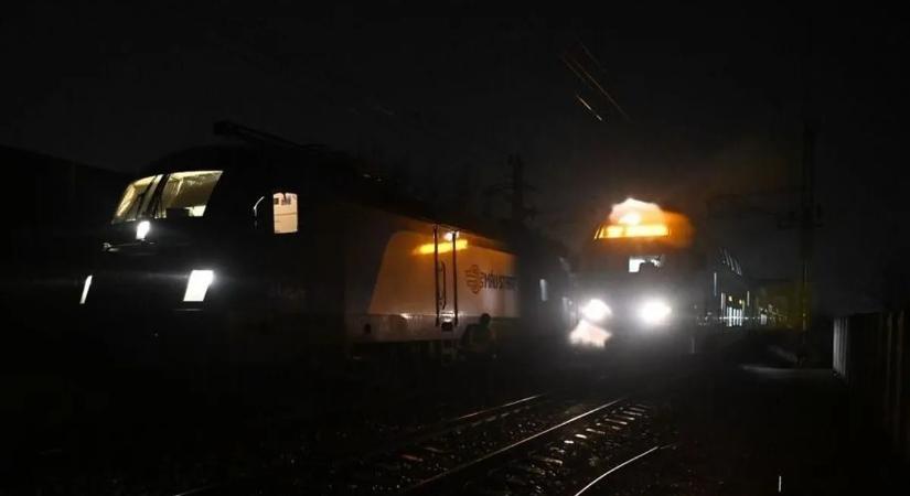 Vonatgázolás Kisújszálláson: száz utas rekedt az éjszakában