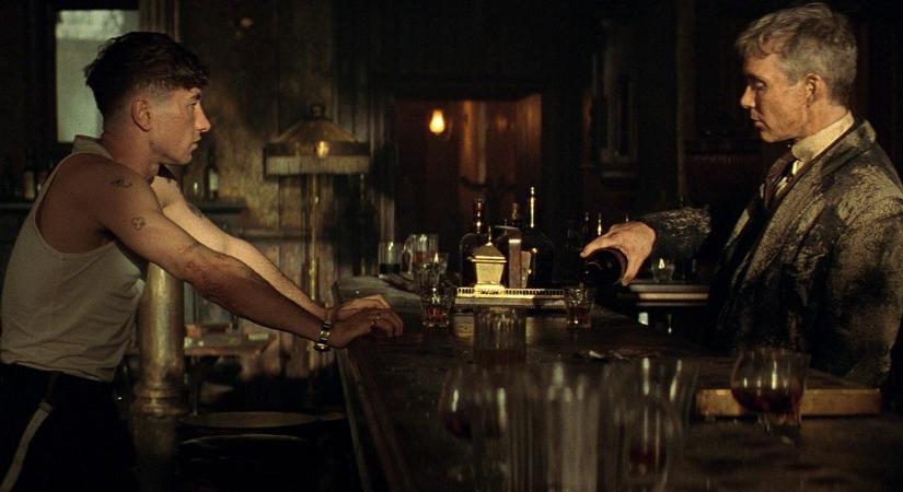 Cillian Murphy csak úgy farmolja az aurát a Peaky Blinders-film első előzetesében