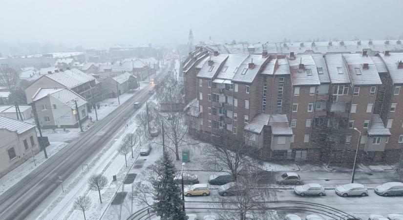 Hófúvással, széllökéssel ítéletidő érkezett a zalai városba –Ez már tényleg nem játék (videó)