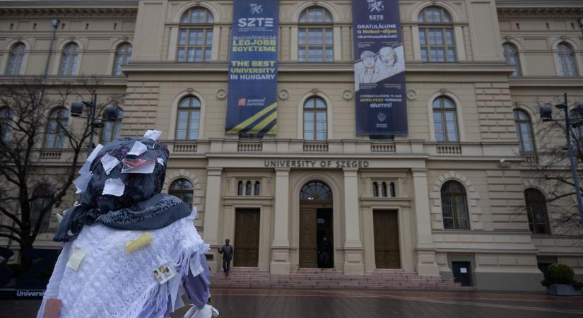 Cetlikkel borították be a szegediek a Télbanyát, egyetlen üzeneten mindenki elmosolyodott – galéria