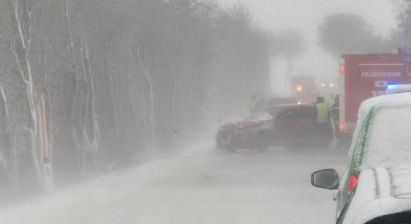 Ausztria felé most ne indulj: balesetek és lezárások bénítják a forgalmat - fotók