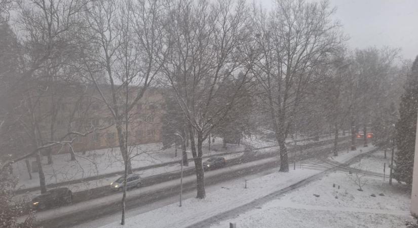 Visszaköszönt a tél: durva hófúvásra ébredtek a zalaegerszegiek (videó)