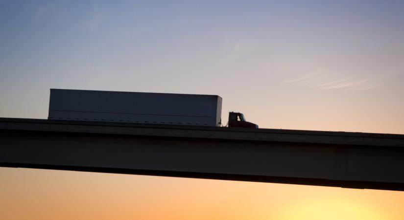 Hajnali káosz az utakon: kamionok bénították meg a forgalmat, gyalogost is elgázoltak