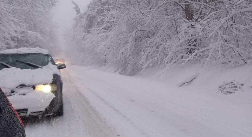 Kritikus hóhelyzet: eddig 30 cm, és a viharos szél hordja az utánpótlást is