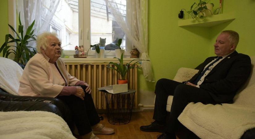 Erzsike nénit is köszöntötték Hatvanban, 90 éves lett az egykori iskolaigazgató