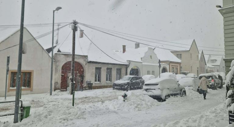 Évek óta nem látott mennyiségű hóra ébredtek Sopronban
