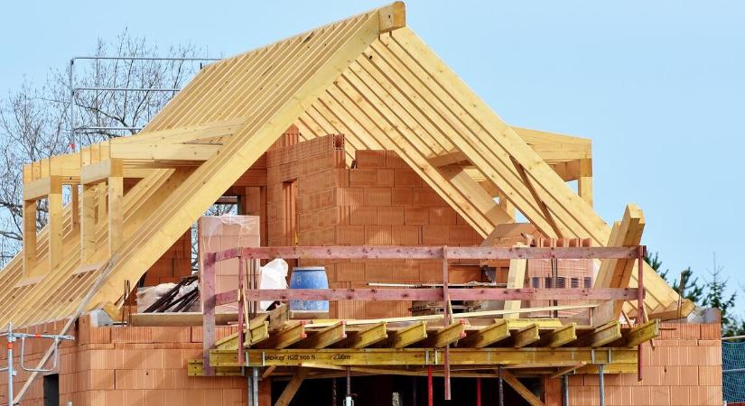 Lázár János ráncolhatja a szemöldökét: bezuhantak tavaly a lakásépítések