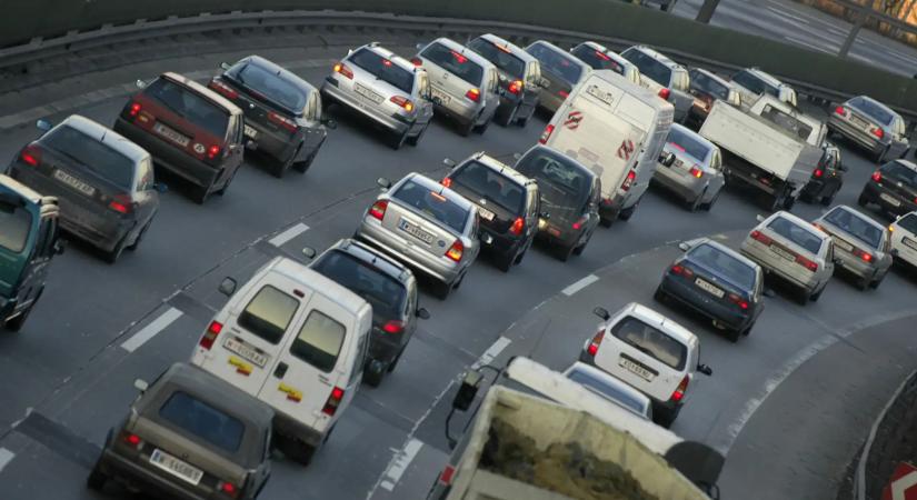 Teljes útzár a 84-esen Sárvárnál, torlódás több főúton is