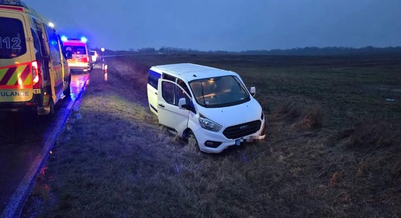 Kisbusz kötött ki az árokban Noszlop és Devecser között