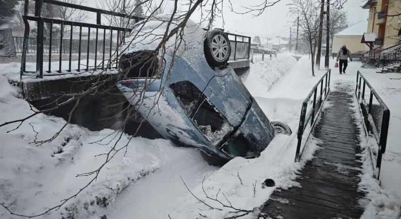 Felborult egy autó Sében - fotók