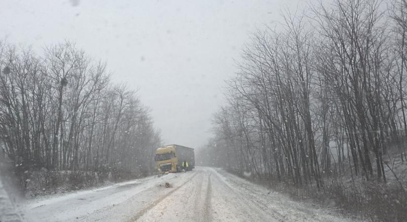 Durva helyzet Észak-Zalában: kamion akadt el az úton