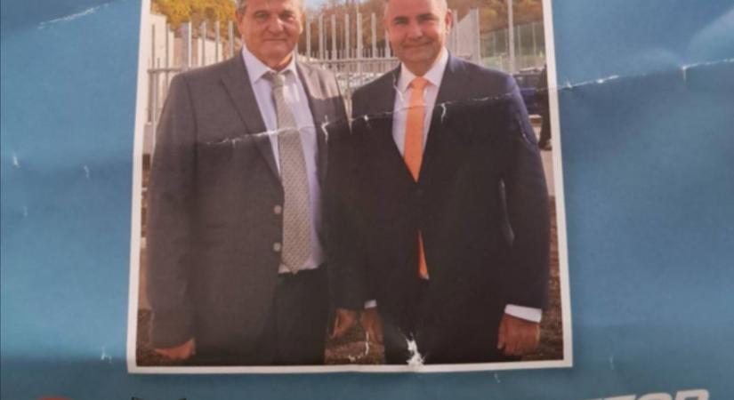 Beleegyezése nélkül került a polgármester fotója a Fidesz jelöltjének szórólapjára