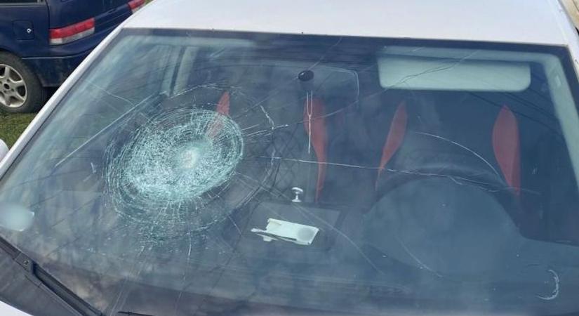 Vádemelés: mobiltelefont adott, fejszenyelet kapott a fejére és kocsija szélvédőjére