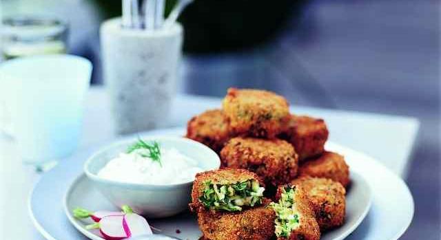 Zöldfasírt kapros joghurtmártással