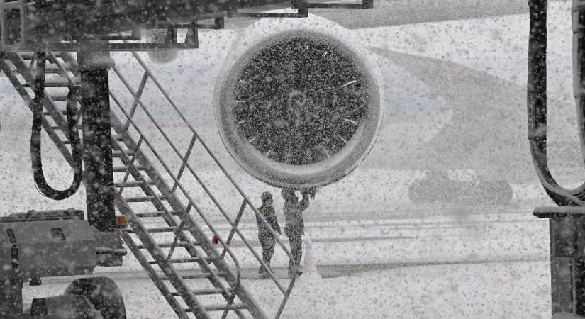 Térdre kényszerítette a hó Bécset: le kellett zárni az osztrák főváros repülőterét