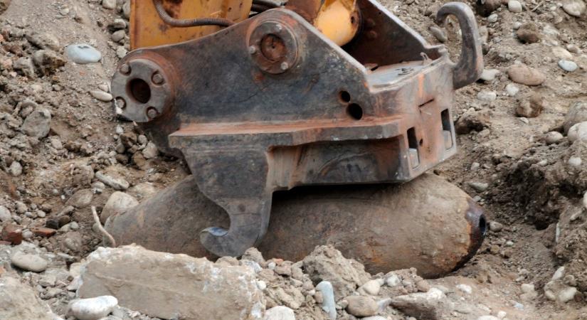 Teljes készültség: bomba miatt hamarosan teljes zárlat alá kerül a főváros egy része – térkép