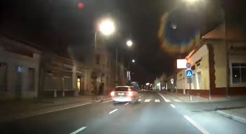Veszélyes előzés, majd menekülés – keresik a videón látható ámokfutót