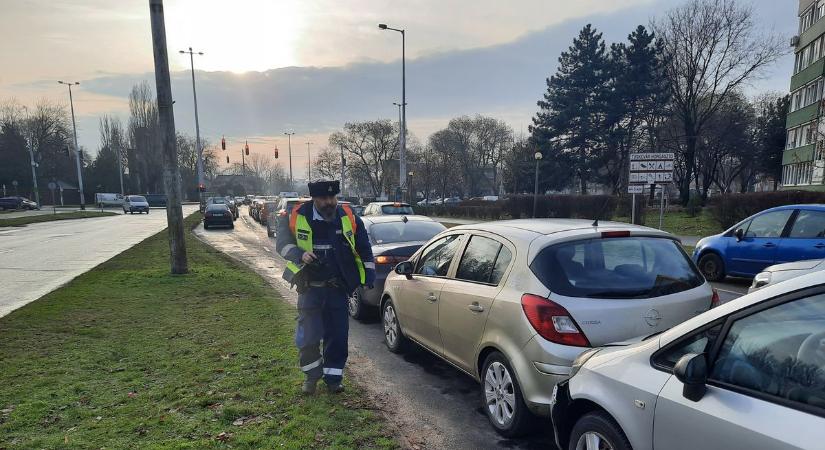 Drámai dominóeffektus a Ferenc körúton: több kocsi karambolozott! (fotókkal)