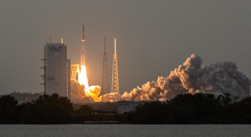 Szuperszámítógépek egymillió műhold pályáját szimulálták a Föld és a Hold között, különös eredményt kaptak