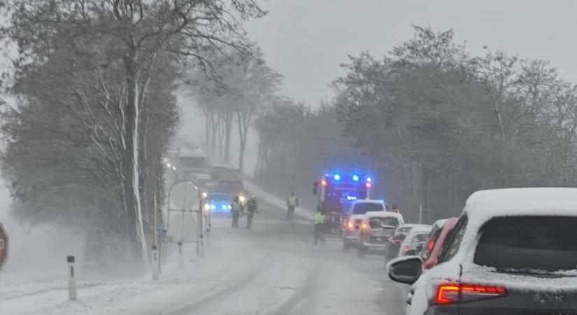 Több mint hatvan beavatkozás a havazás, hófúvás miatt Vas vármegyében