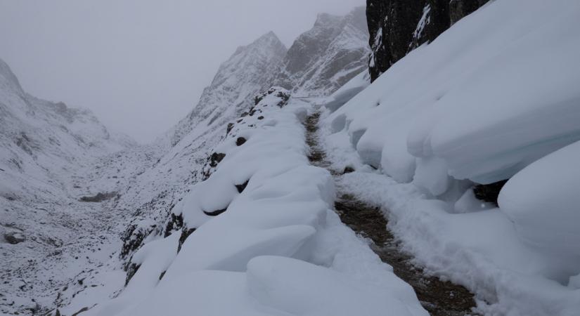 Kettészakadt az ország: lecsapott a ciklon, narancs riasztást adtak ki hófúvás miatt