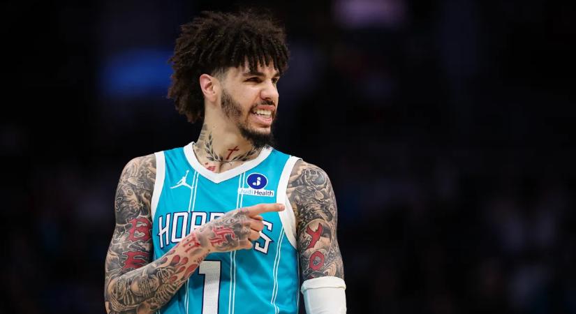 A kamera is felvette, luxusautójával a belvárosban karambolozott a sztársportoló - videó