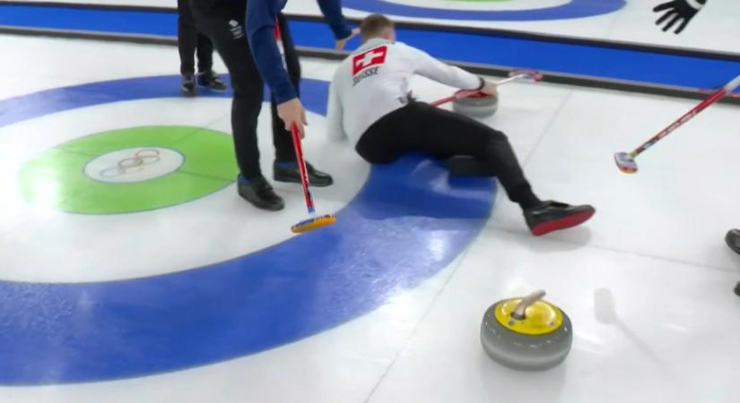Ritka pillanat: elesett a curlinges az olimpián, egy követ is elsodort