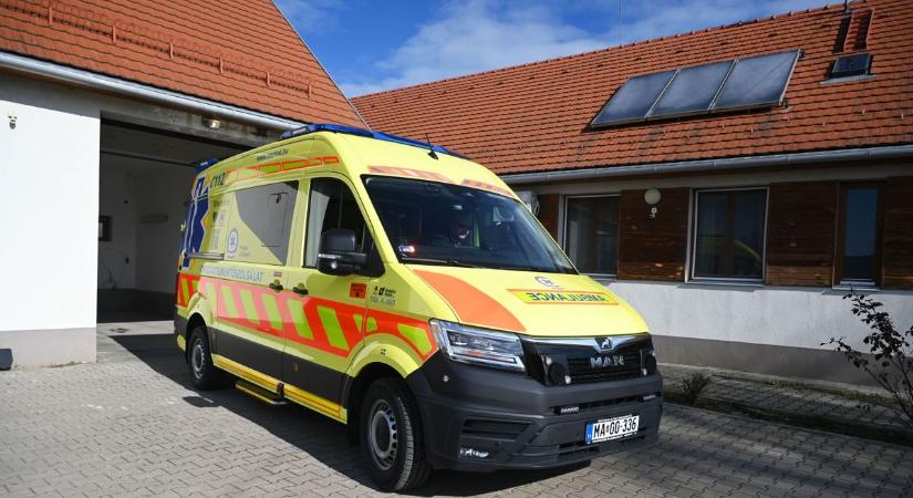 Sokat futott társát cserélte – új járművel gazdagodott a kőteleki mentőállomás