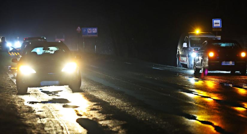 Láthatósági mellény nélkül gyalogolt az 52-es főúton, elgázolta egy autó – fotók, videó