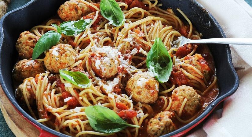 Paradicsomos spagetti sajtos, bazsalikomos húsgombóccal