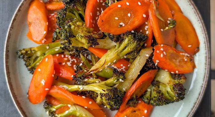 Pirított brokkoli roppanós répával: ázsiai ihletésű, egészséges vacsora