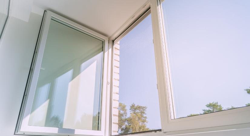 Kizuhant egy gyerek a hetedik emeleti lakás ablakából