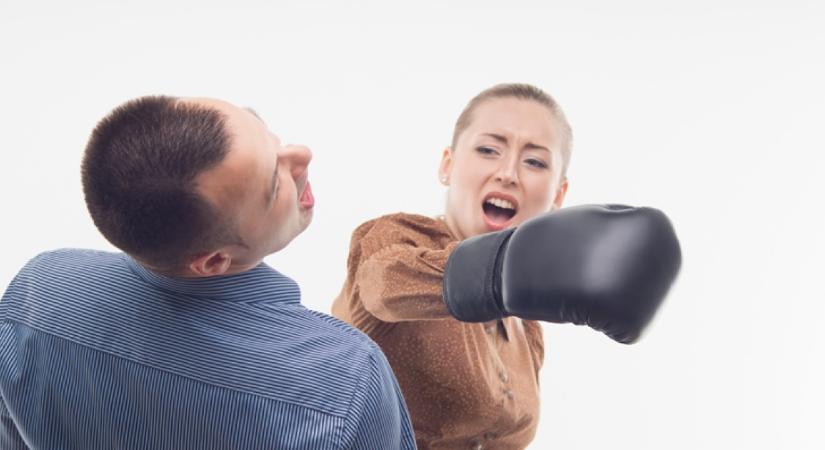 Brutális jobbegyenessel fogadta a nő a hazaérkező férjét, majd mutatott neki egy fotót a telefonján, amitől meghűlt a vér a pasas ereiben