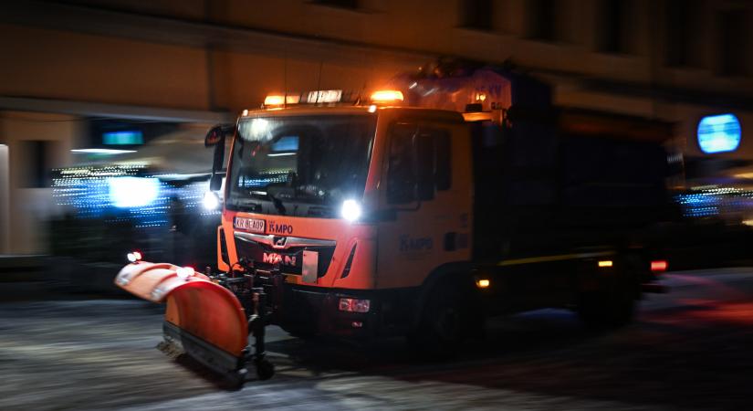 Hókáosz Magyarország szomszédjában: lavina sodort el egy autóbuszt