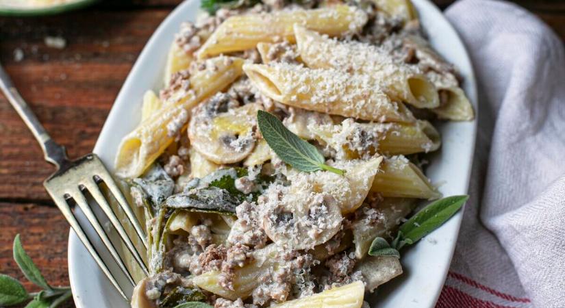 Penne gombás-zsályás-tejszínes marharaguval