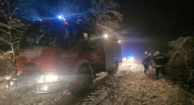Eddig több mint hatvan beavatkozást hajtottak végre a vasi katasztrófavédők a havazás, és a hófúvás miatt