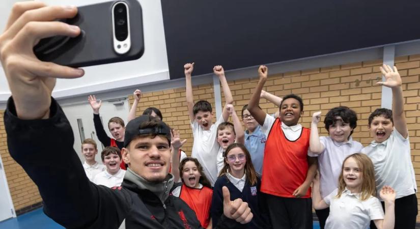 Kerkez Milos volt a meglepetésvendég egy liverpooli iskolában – videó