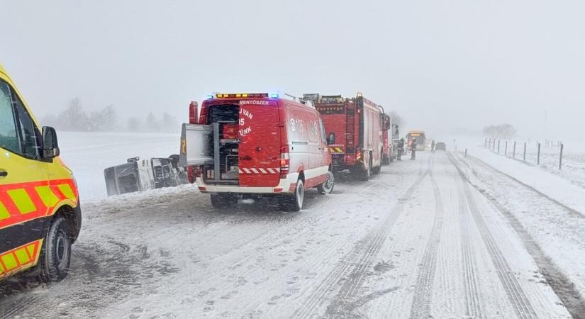 Összeomlott a közlekedés: Kidőlt fák és jeges utak bénítják a GYSEV-et és a Volánt – itt a feketelista