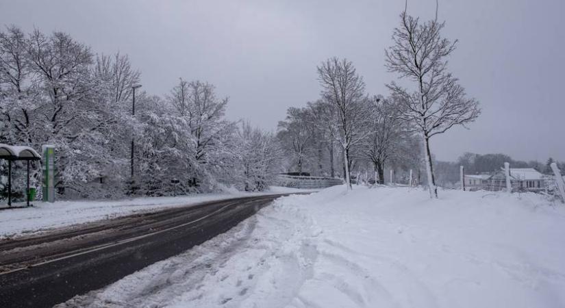 Árokba borult egy busz Zalaegerszegen az erős szél miatt: a szélvédőn át mentették az utasokat