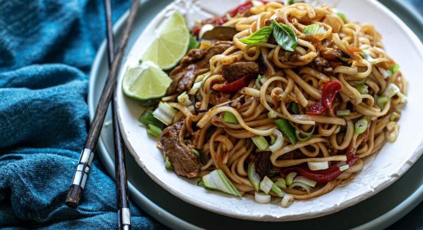 Mézes, csilis ázsiai tészta kacsahússal, zöldségekkel