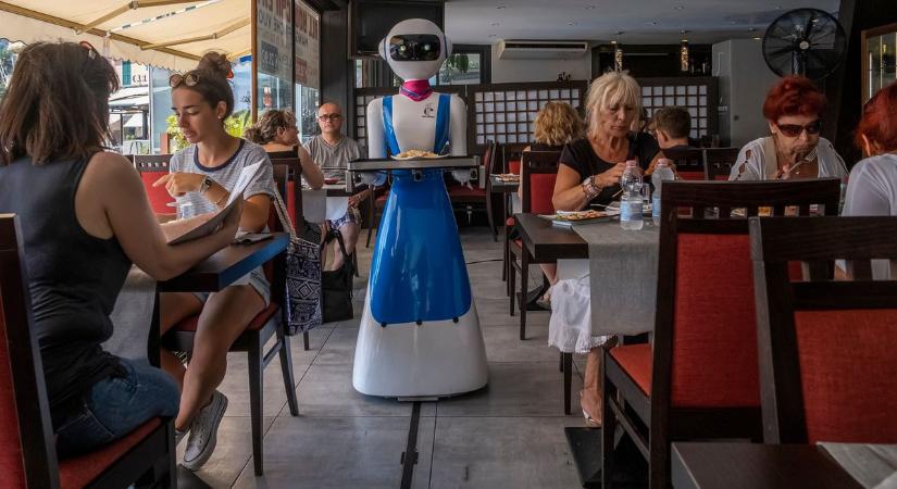 Robotfelszolgáló várja a vendégeket az egyik egri gyorsétteremben