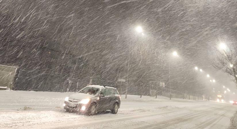 Riasztás: Havazás, ónos eső és hófúvás vasárnap reggelig
