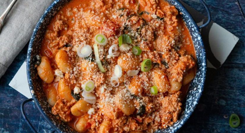 Krémes gnocchi paradicsomos, tejszínes húsraguval