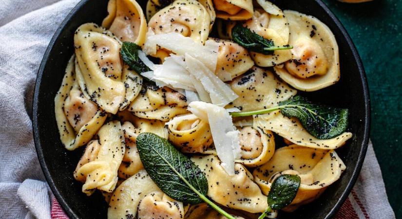 Sütőtökös tortellini mákos-zsályás vajjal