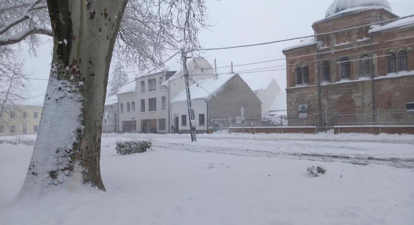 Nem csitul a havazás Sopronban - Folyamatos az utánpótlás - friss fotók, videó