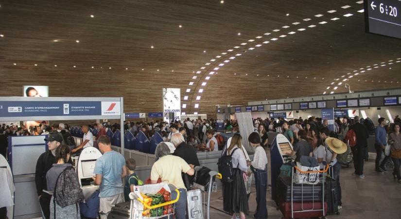 Extrém mennyiségű hó esett, teljesen leállt a bécsi repülőtér működése és egy autópályát is lezártak