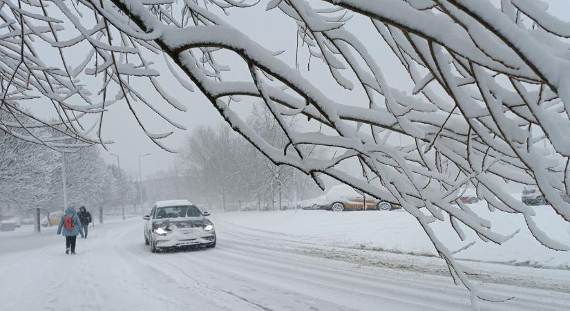 Másodfokú riadó van Vasban: 40 centihez közelít a hó, a szél emelhet méteres falakat