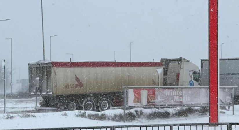 Kamion akadt el Szombathely határában