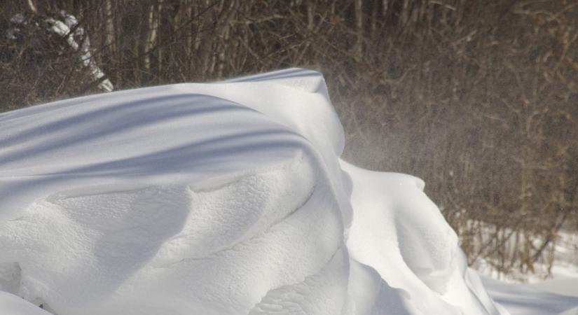 Havazás, hófúvás, ónos eső és viharos szél is előfordulhat pénteken, figyelmeztetnek