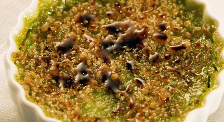 Pisztáciás crème brûlée: krémes desszert roppanós karamellréteggel